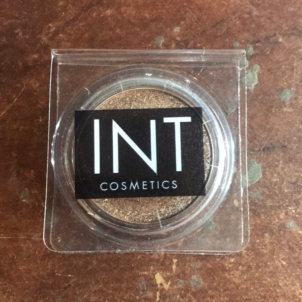 INT Cosmetics Eyeshadow